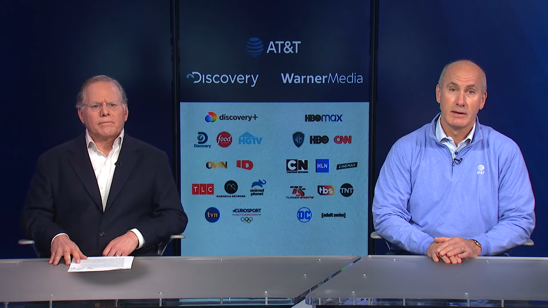 Výkonný ředitel Discovery David Zaslav (vlevo) a výkonný ředitel AT&T John Stankey na tiskové konferenci k transakci