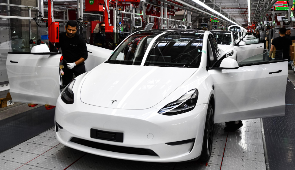 Montáž vozu v berlínské Gigafactory, zdroj: Tesla