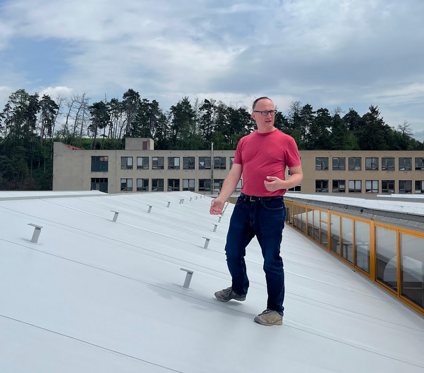 Zakladatel společnosti Pavel Klvaňa vysvětluje benefity šikmé střechy s okny pro osvětlení, větrání a sušení kůží. Společnost by ji do budoucna chtěla osadit solárními panely